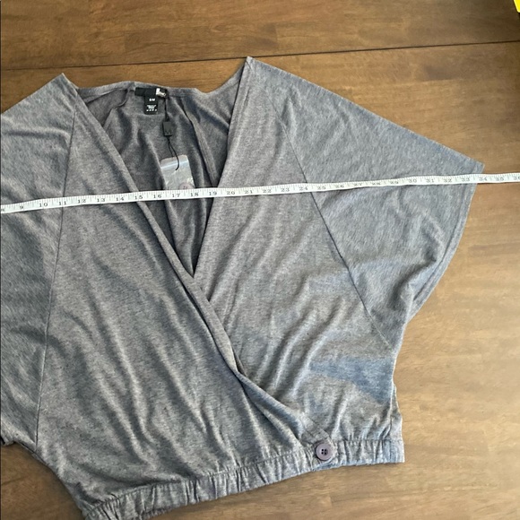 MEMO Grey Blouse with Gartered Bottom, Extra Button - Picture 6 of 10